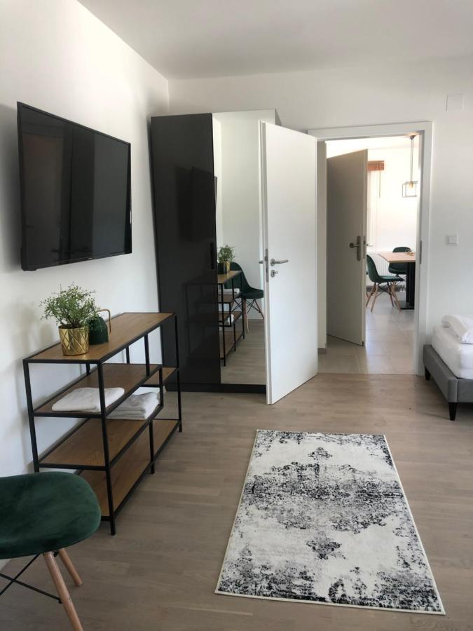 Apartment Business & Fitter